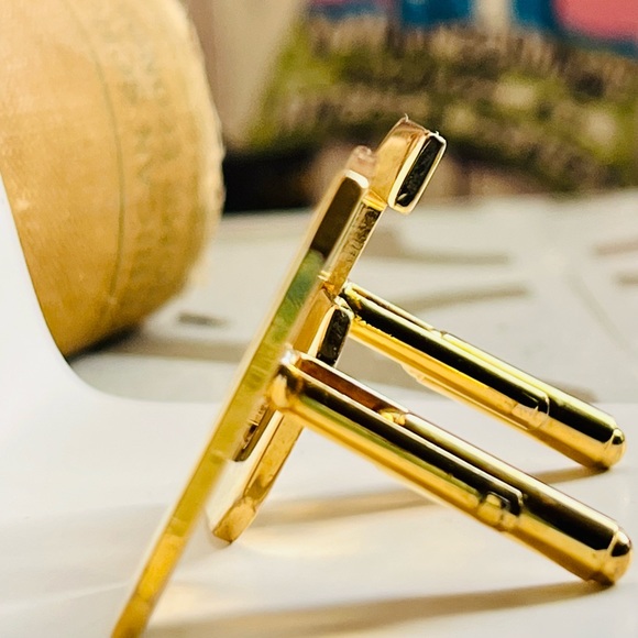 D&G G&D Gold Cuff-links - Picture 8 of 8